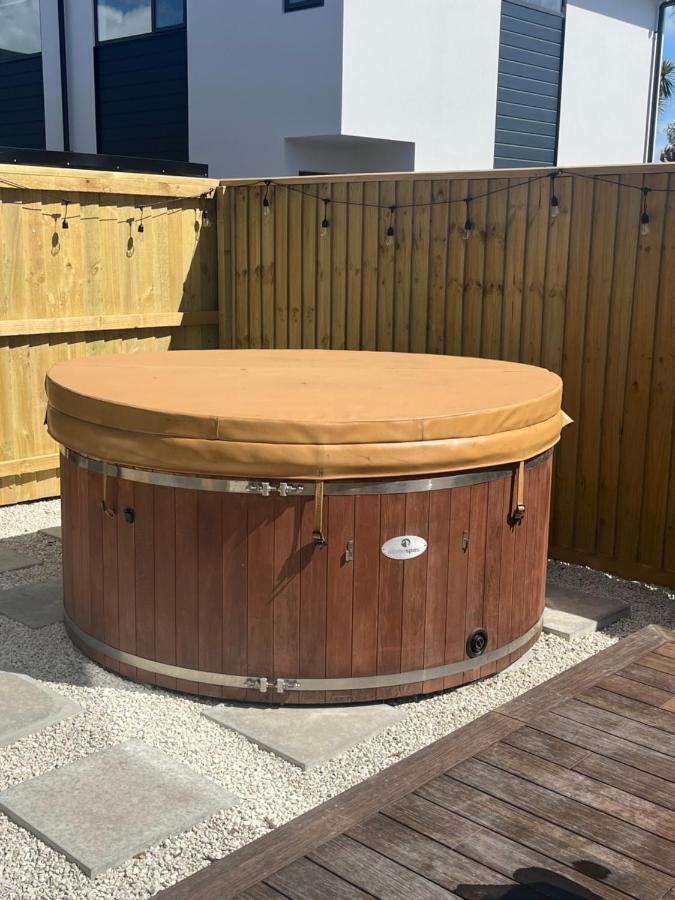 Cozy Retreat With Hot Tub Apartment Крайстчърч Екстериор снимка