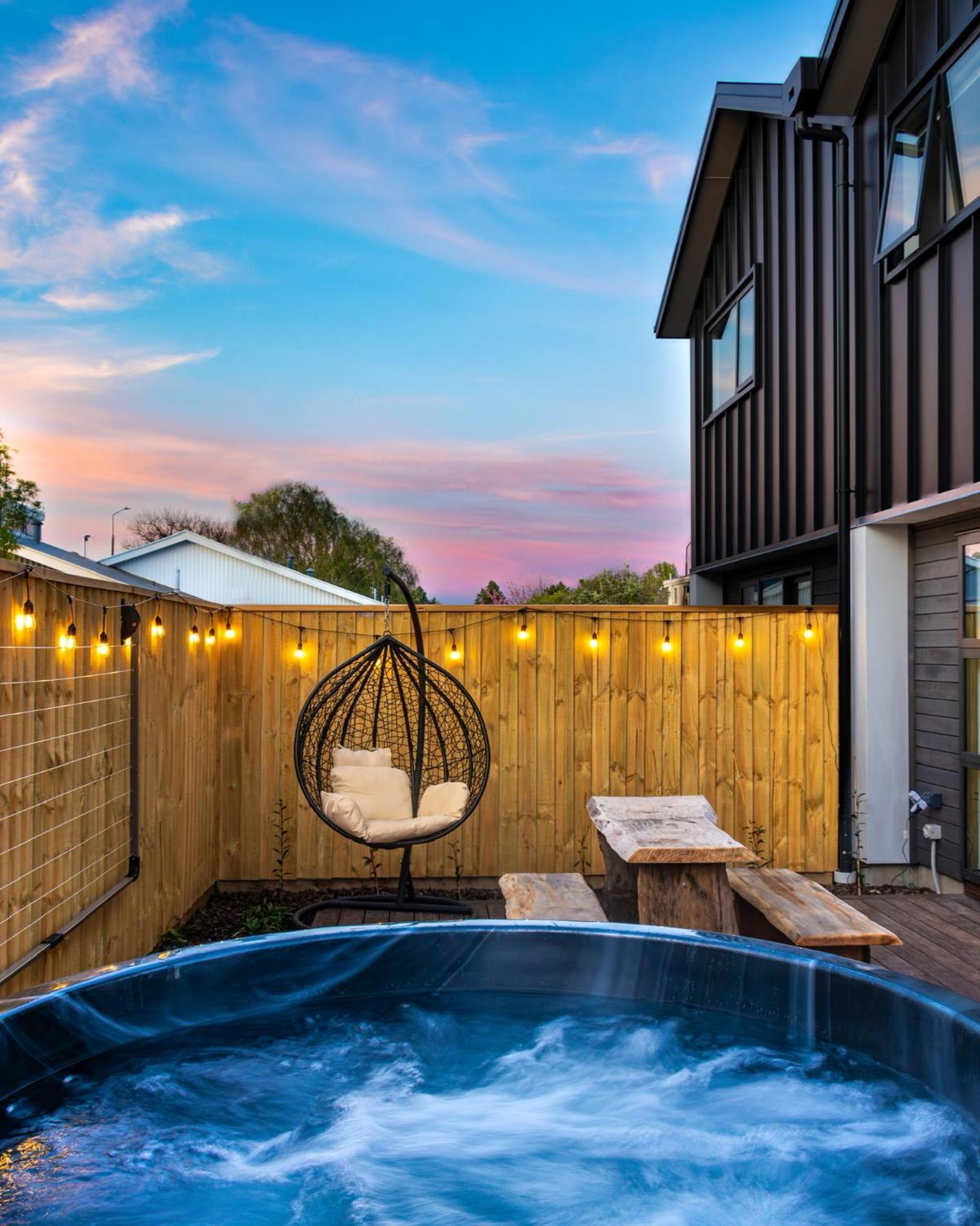 Cozy Retreat With Hot Tub Apartment Крайстчърч Екстериор снимка
